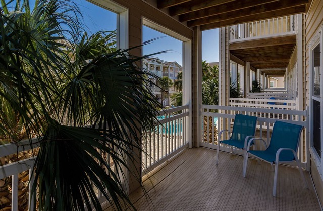 Beachy Keen TBE201K-Alluring 3-Story Townhome W/ Amazing Pool