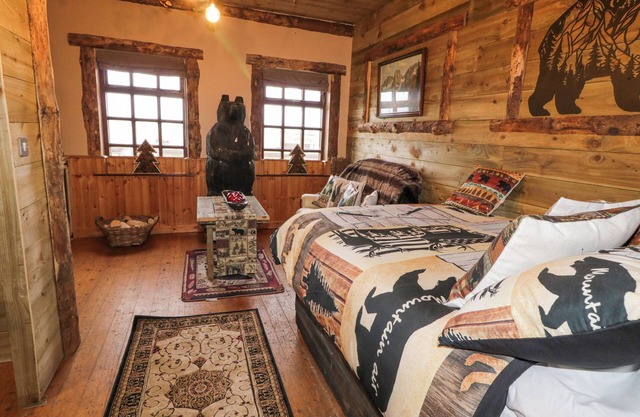 BEAR CLAW LODGE, romantic, character holiday cottage in Castlerock