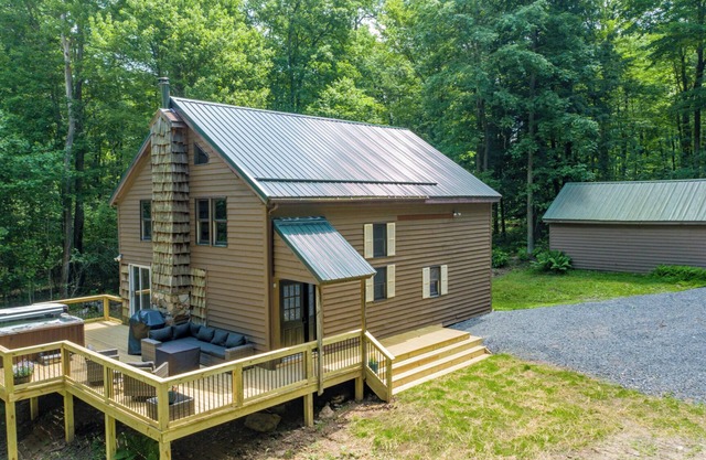 Bear Creek Lodge/Secluded Mountain Cabin w/Hot Tub, Fireplace & Stunning Views