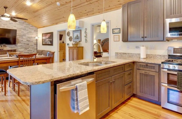 Bear Creek Retreat - Cabin in LLVR gated community Lake Lure now Welcomes YOU!