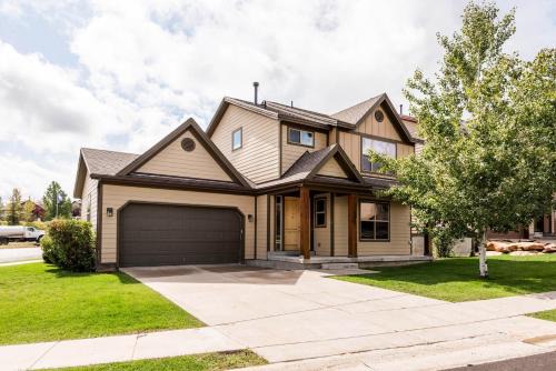 Bear Hollow Village 5557 by Moose Management