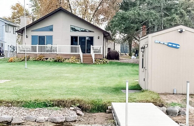Bear Lake Vacation Home Manawa, WI - ¡Excelente ubicación para motos de nieve!