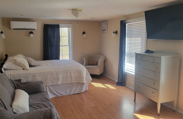 Bears Den - Spacious Private Suite with shared Kitchen