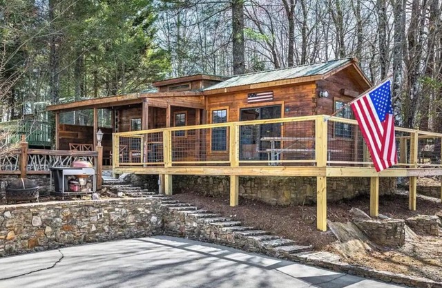 Bears Folly Cabin is nestled in Lake Toxaway NC. Gated Community!!