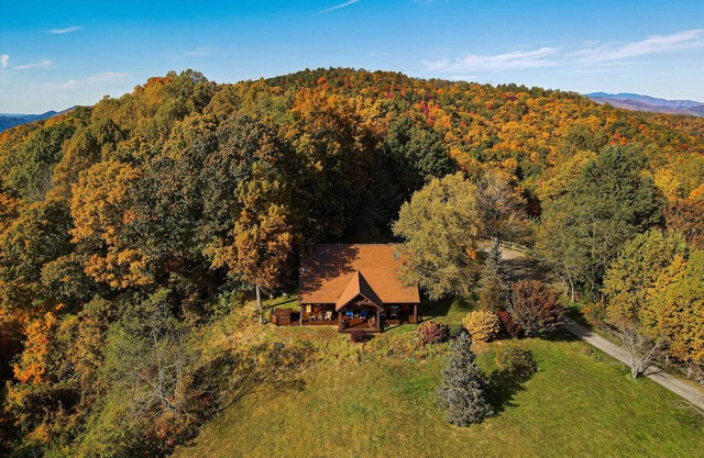 Bearwallow Cottage; ubicado en la cima de la montaña Bearwallow. Senderismo, relajación, Hendersonville, Asheville y más.