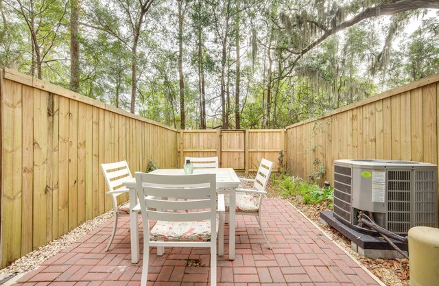 Beaufort Townhome w/ Patio, 3 Mi to Downtown!