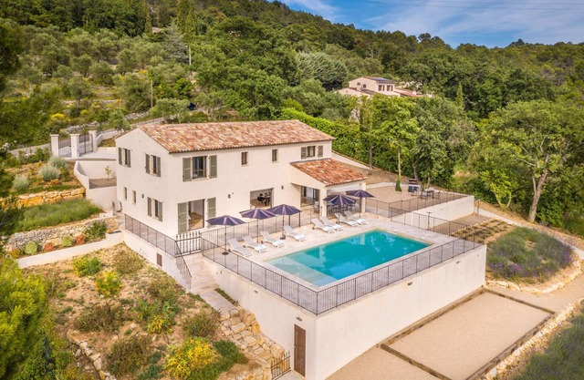 hermosa villa nueva de 300 metros cuadrados con piscina climatizada