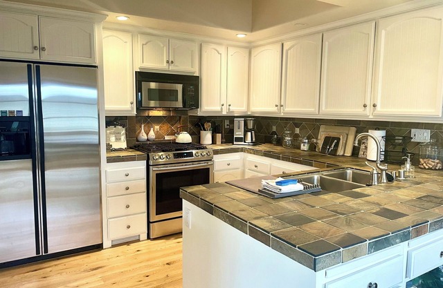 Un hogar con todos los beneficios de un complejo! Perfecto para su estancia en So Cal