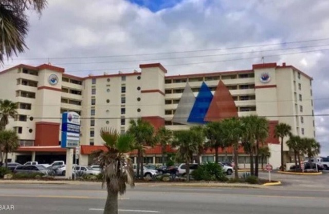 Beautiful 1-private bedroom ocean front condo in enjoyable Daytona Beach