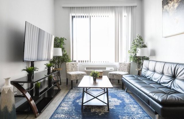 Beautiful 1BR Close to Airport 3559