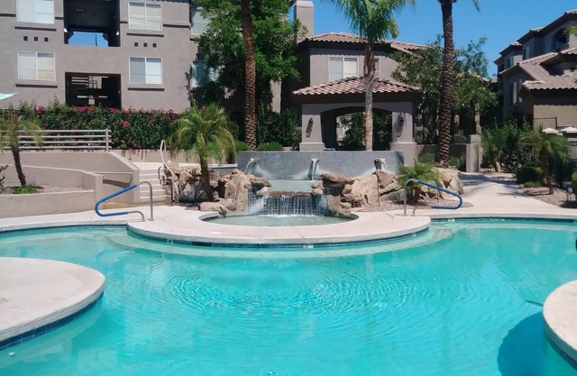 Hermoso condominio del primer piso en Ahwatukee con piscina climatizada.