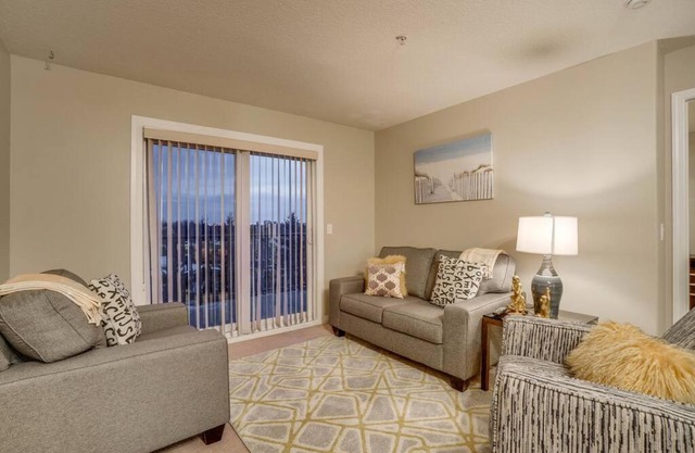 Beautiful 2 bedroom/2bth and 2 Free Heated Parking