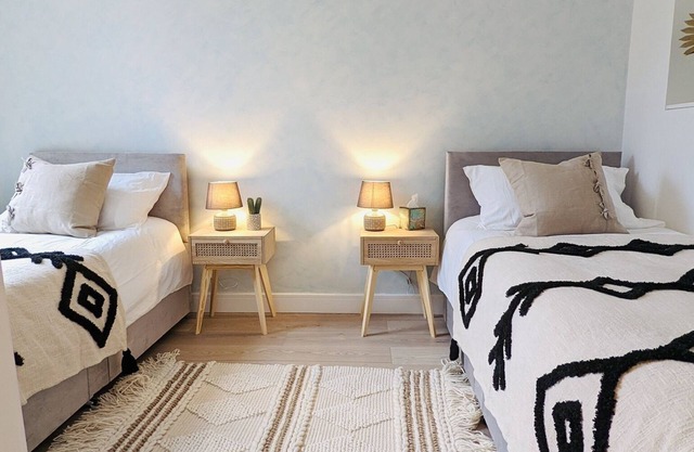 Beautiful 2 bed apartment - minutes from train station + Free Parking