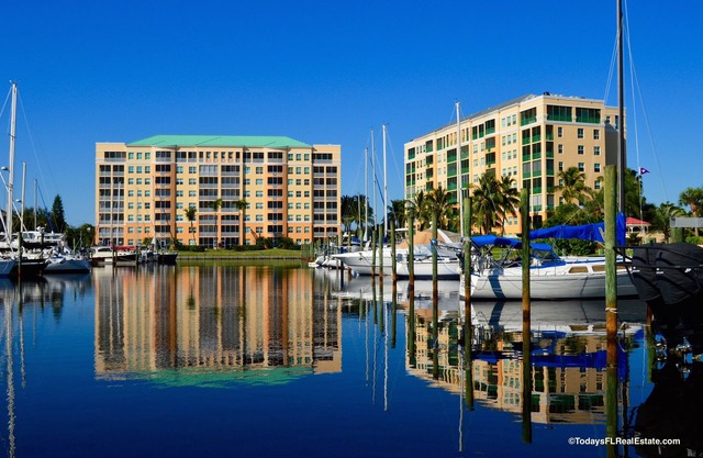 Hermoso condominio de 2 habitaciones ubicado en Harbor Towers @ Burnt Store Marina