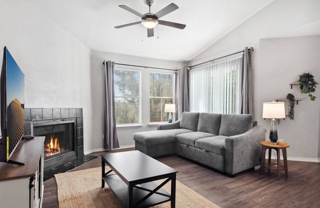 Beautiful 2BD/2BA in University Hills 3482