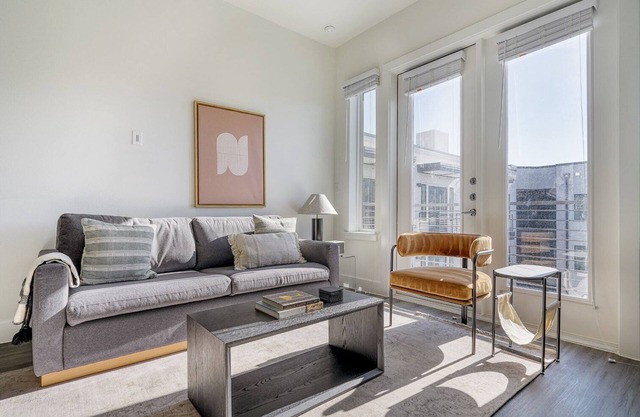 Beautiful 2BR in Highlands w/ Pool, W/D & Gym, walkable, by Blueground