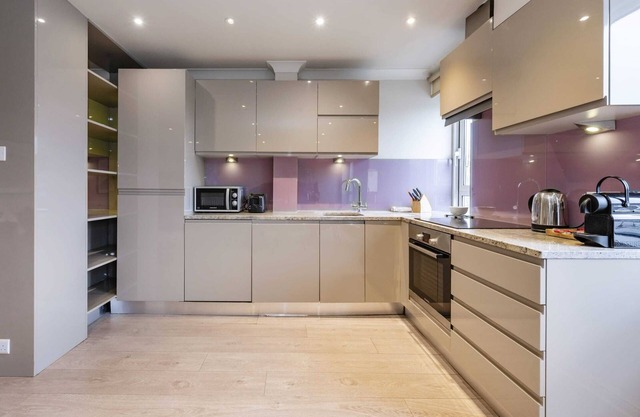 Beautiful 3-bed in the Heart of London With Parking-hosted by Sweetstay