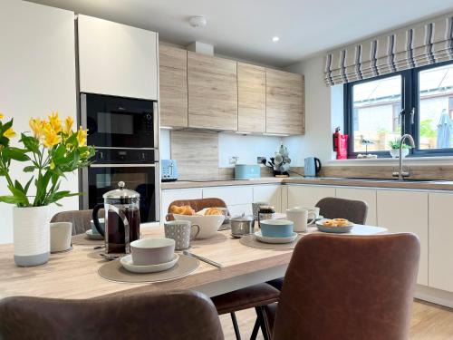 Beautiful 3 Bed Townhouse with Parking, close to Sea Front