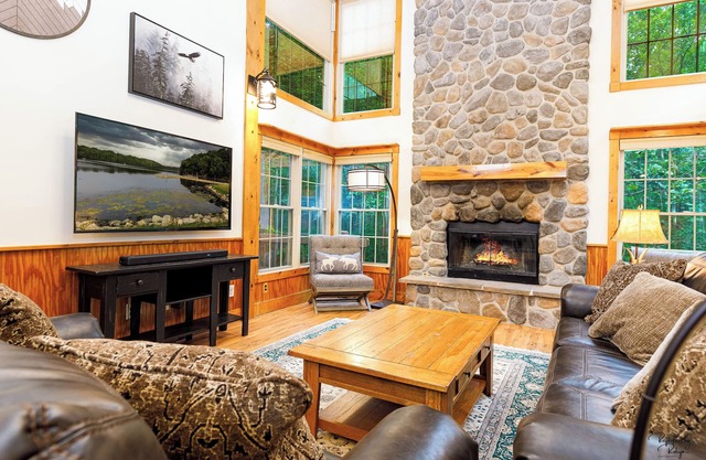 Beautiful 3Bed 4.5Bath Cabin w/ Bonus Room - Near Trails and Lake