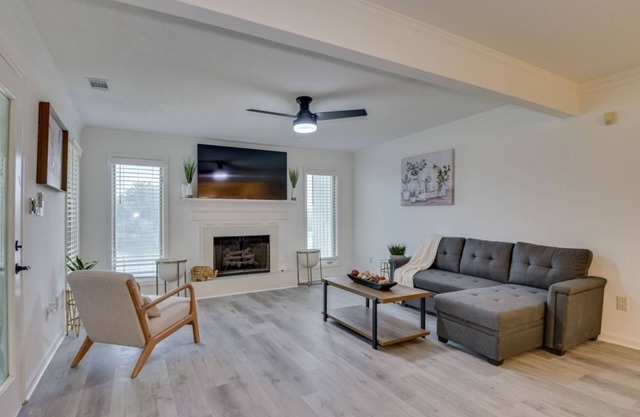Beautiful 3BR Townhouse Close to Downtown Augusta