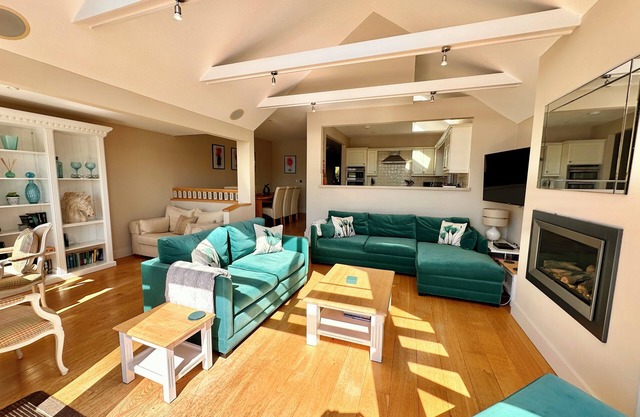 Hermoso hotel de 4 camas junto al lago en Cotswolds. Terraza privada y vistas impresionantes