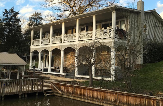 Hermosa casa de 5 dormitorios, 3 baños frente al lago en Badin Lake, Carolina del Norte
