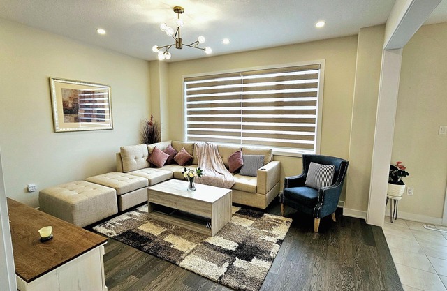 Beautiful 4-bedroom house with WiFi and AC in wonderful Welland lic# 289.