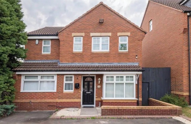 Beautiful 5 Bedroom Home With Parking Near NEC and BHx