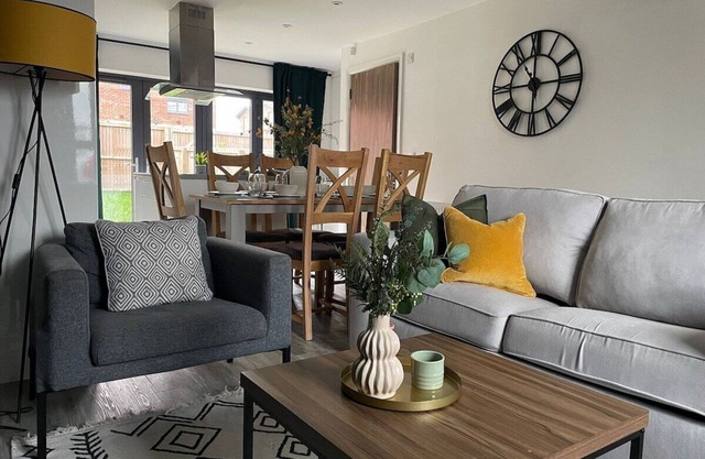 Beautiful 5 Bedroom Home in Manchester Sleeps 9