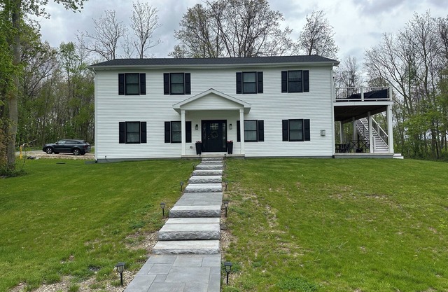 Beautiful 5 star home overlooking Round Lake 6 bedrooms