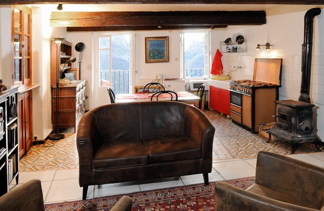 Hermoso apartamento, balcón con impresionantes vistas de las montañas y el río