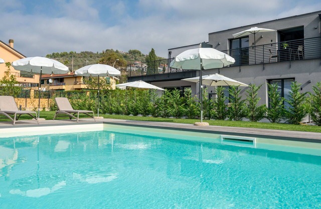 Hermoso apartamento con piscina, WIFI, A/C, TV, terraza, mascotas permitida y aparcamiento