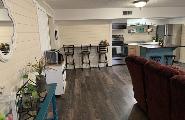 Hermoso apartamento en el sótano cerca del centro y senderos al aire libre