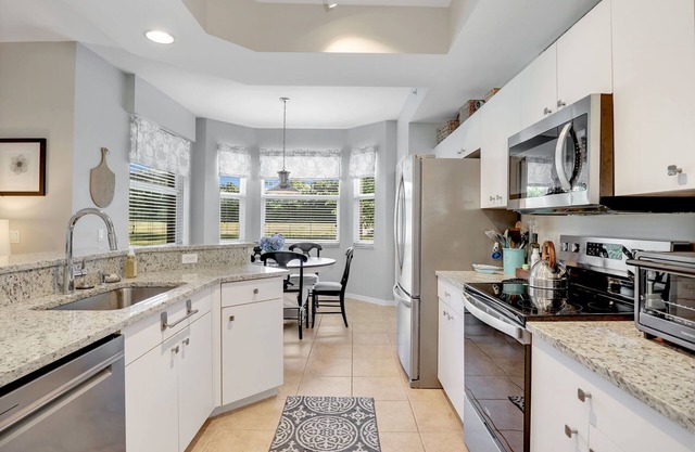 Sunny, bright 1st Floor 2BR/2Bth - Private Golf, Pickleball, Tennis, more!