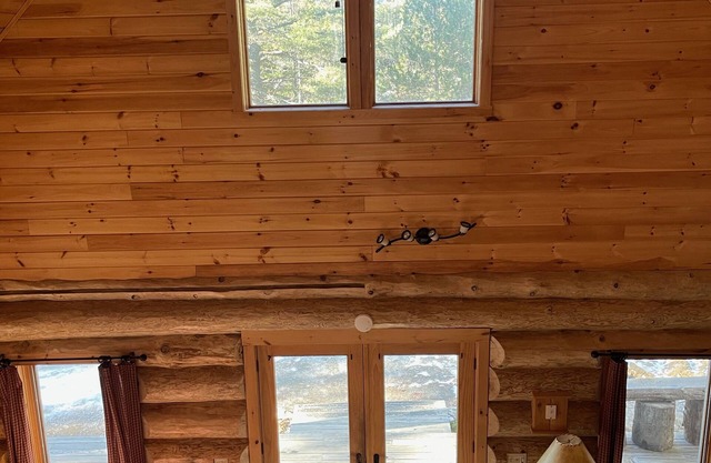 Beautiful Cabin, 20 minutes to Sugarloaf, on ITS trail…the perfect getaway.