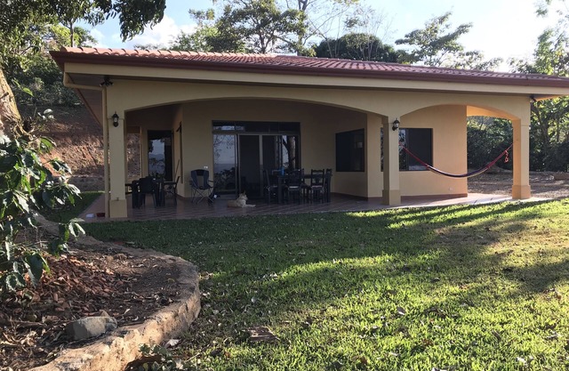 Hermosa casita en las montañas de Costa Rica (comunicación cerrada de Altos los Cafetales)