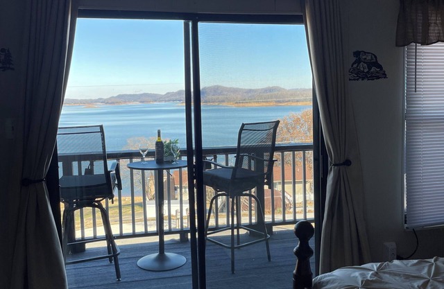 Beautiful Chateau on Cherokee Lake Come relax and enjoy the beautiful view!