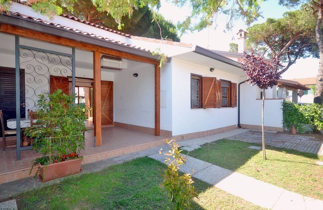 Hermosa casa de campo en la planta baja con 3 dormitorios, 2 jardines y 1 plaza de aparcamiento.