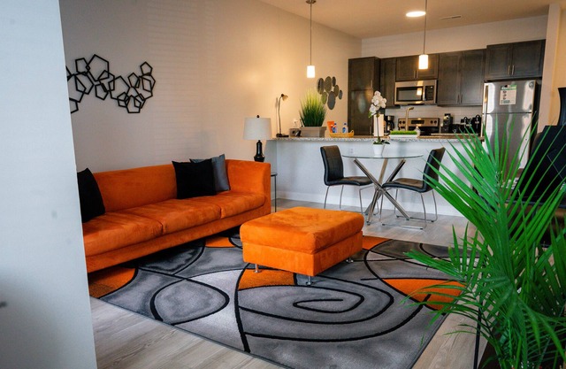 Beautiful & Comfortable1b/1ba Condo-+24 hr Gym +Onsite Pkng+Close to Stores