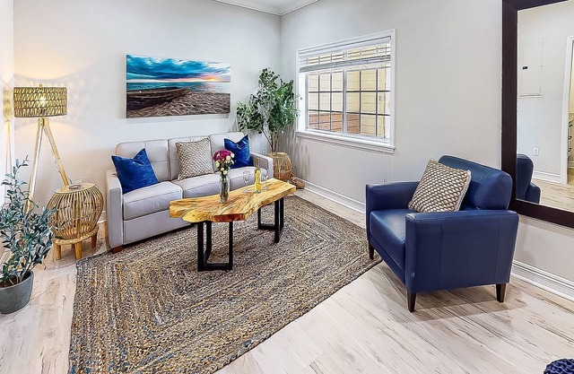 Beautiful Condo on Siesta Key, Walk to Gated Beach Access, Renovated & Modern, Heated Pool/Hot Tub