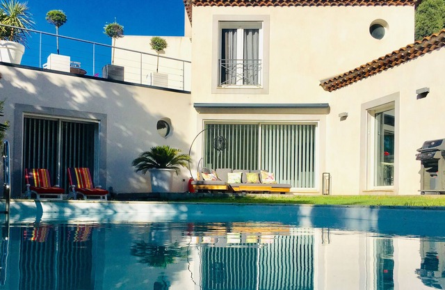 Hermosa villa contemporánea, piscina climatizada, jacuzzi.
