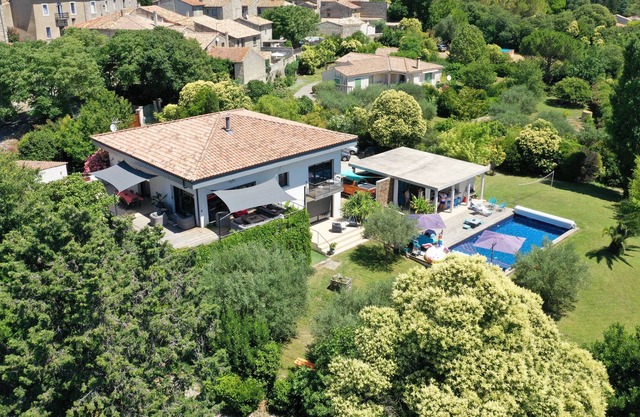 Hermosa villa contemporánea con piscina.