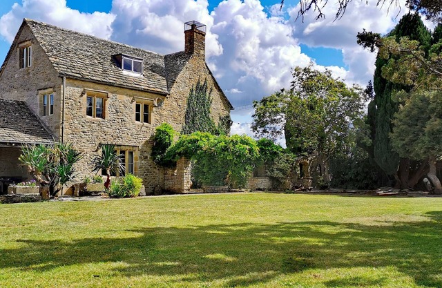 Hermosa Cotswolds Farm House con características de época, un impresionante jardín, cerca del Alto Támesis, cerca de varios pueblos bonitos.