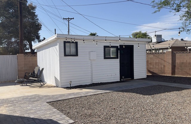 Beautiful Cottage at 37th Ave near GCU!