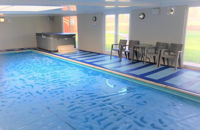 Hermosa casa de campo con una piscina cubierta y jacuzzi