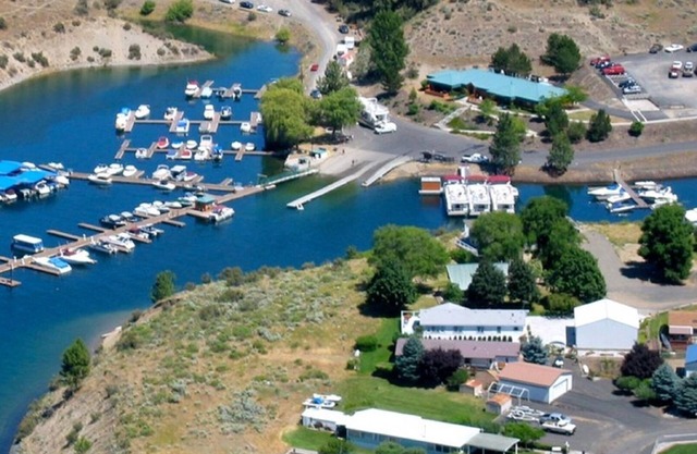 Hermosa casa personalizada en Lake Roosevelt 2 acres privados! Impresionantes vistas! 12+