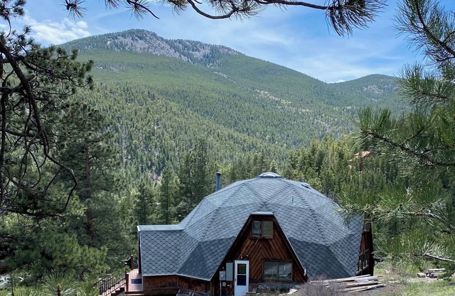 Beautiful Dome House on 7 Mountain Acres 30 minutes to Boulder or Golden