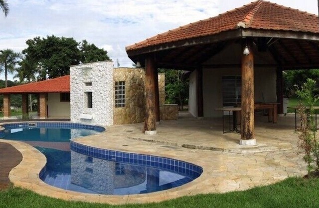 Hermosa finca con piscina cerca de la ciudad.