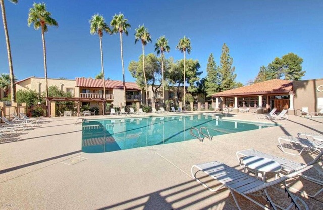 Hermoso primer piso 3 hab, 2 baños condominio en el corazón de McCormick Ranch