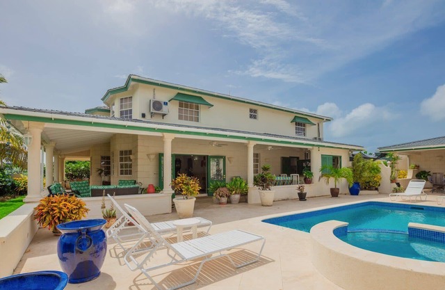 Hermosa villa de cuatro dormitorios con impresionantes vistas al mar.